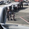 Avion iz Dubaija u New Yorku stavljen pod karantin jer se na letu razboljelo 100 ljudi