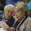Kirk Douglas i Anne Buydens jedno pored drugog i u invalidskim kolicima