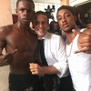 Macron na udaru kritika zbog fotografiranja s mladićem koji pokazuje srednji prst