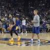 Stephen Curry okrenut leđima s centra pogodio koš
