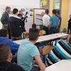 Sarajevska škola čije zidove kreče učenici: Preko klupa do posla uprkos problemima