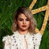 Nakon što je Selena Gomez hospitalizirana, Justin Biber snimljen kako u ogrtaču šeta ispred kuće