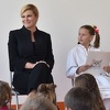 Predsjednica Hrvatske "utješila" djecu da umjesto dvorane imaju livadu