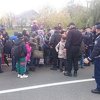 Djeca migranti okupljeni pred graničarima BiH mole za prolazak u Hrvatsku