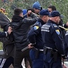 I dalje blokiran GP Maljevac u Velikoj Kladuši, migranti se naguravali s policijom