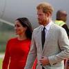 Vojvotkinja Meghan Markle prošetala u crvenoj haljini s etiketom