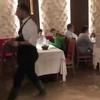 Restoran u Veneciji radi normalno uprkos poplavi, gosti se kreću u čizmama