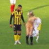Potpuno gola navijačica utrčala u teren i prekinula susret treće holandske lige