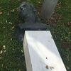 Vandal u Splitu oborio bistu Radeta Končara, koja mu je pala na nogu i povrijedila ga