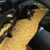 Automobil košarkaša Atlante Traeja Younga napunjen kokicama