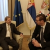 Vučić nakon sastanka s Hahnom: Srbija neće uzvraćati Prištini kontramjerama