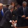 Na ispraćaju svog oca George Bush iznenadio s poklonom za suprugu Baracka Obame