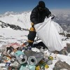 Vrh i dolina Mount Everesta prekriveni smećem i fekalijama