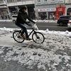 Opasnost za pješake na tlu i iz zraka: 150 radnika u Sarajevu čisti snijeg i led ručno