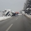 Prevrnuo se kamion u Brnjacima kod Kiseljaka uslijed proklizavanja na putu