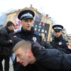 Novi incidenti u Banjoj Luci: Nakon hapšenja mladića građani nasrnuli na policajca