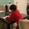 Dječak snimljen kako domaću zadaću rješava uz pomoć glasovnog asistenta Alexa