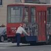 Muškarac gurao tramvaj u Beogradu, pridružili mu se i drugi putnici