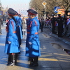 Građani na ulicama Banje Luke čekaju defile uz zastave Srbije i RS-a