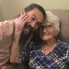 Jason Momoa oduševio obožavatelje fotografijom na kojoj pozira sa svojom bakom
