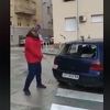 Šokantan snimak iz Splita: Muškarac macolom razbio vlastiti automobil