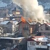 Gori kuća iznad tranzita u Sarajevu, vatrogasci na terenu
