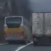 Autobus na putu Jablanica - Mostar preticao automobil i kamion preko pune linije