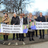 Uoči ekshumacije Davida Dragičevića okupljeni na grobu poručuju: Ovdje ni mrtvi nemaju mira