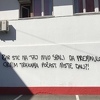 Grafit na stadionu Pod Bijelim brijegom: Zašto niste nosili crne trake za bivšeg saigrača?
