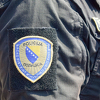 Policajac u Brčkom pucao iz pištolja i rastjerao osam osoba sa svog imanja