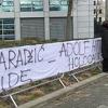 Policija tražila da majke Srebrenice uklone transparent poređenja Karadžića i Hitlera