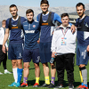 Igrači Hajduka trenirali u šarenim čarapama, trening vodio dječak s Downovim sindromom