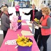 Žene koje su pobijedile rak dojke dijelile narcise sugrađanima u centru Zenice