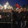 Opet neredi u Beogradu: Demonstranti rušili zaštitne ograde, jedna osoba pretučena