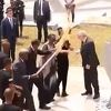 Juncker na ceremoniji umalo zapalio prvu damu Ruande