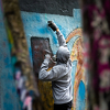 Kamera snimila vandale kako u centru Sarajeva grafitima skrnave objekte