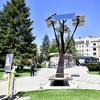 U Sarajevu postavljena prva solarna stabla, osvjetljavat će prostor i puniti uređaje