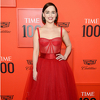 Emilia Clarke krzno Daenerys Targaryen zamijenila lepršavom crvenom haljinom