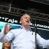 Zastupnik Borenović darovao migrantsku bebu novcem, djeci donio torbu igračaka