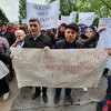 Blizu 200 radnika ispred Željezare Zenica uz transparente i pištaljke obilježilo 1. maj