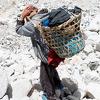 Ekipe koje čiste Mount Everest pronašle tone smeća i ljudske leševe