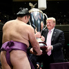 Trump posjetio sumo turnir u Japanu, pobjedniku oduševljeno predao trofej