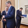 Dodik nestrpljivo čitao dok je Wigemark uručivao dokument Komšiću i Džaferoviću