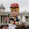 U Londonu postavljen robot Trumpa koji sjedi na šolji i pušta vjetrove