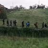 Scene kao u filmovima: Migranti sa šipkama hodaju Velikom Kladušom u potrazi za suparnicima