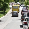 Parking kod Pionirske doline prazan i zatvoren, vozila parkirana na trotoaru