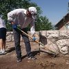 Američki ambasador Eric Nelson čistio Spomen-park na Vracama
