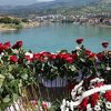 S mosta Mehmed-paše Sokolovića u Drinu bačeno 3.000 ruža: Sjećanje na ubijene Višegrađane