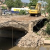 Jedno pravi drugo kvari: Bager u Sarajevu beton sa urušenog mosta istresa u rijeku