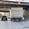 Nesvakidašnja nesreća: Zaglavio se kamion ispod mosta u naselju Otes kod Ilidže